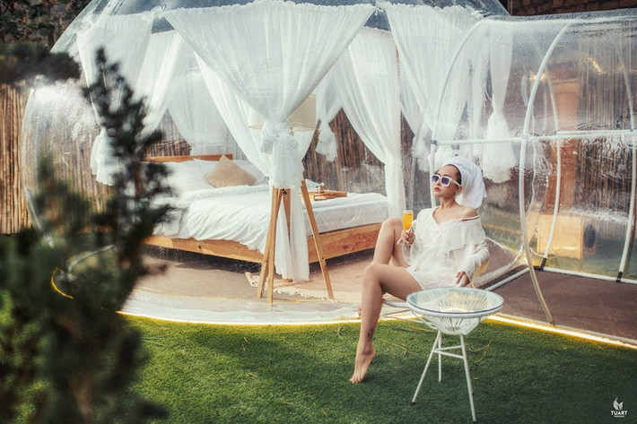 Phòng khách sạn bong bóng tọa lạc tại một khi resort tại Đà Lạt được thiết kế theo dạng bungalow. Căn phòng bong bóng vừa lộ diện tại đây đang gây bão khắp cộng đồng mạng, đặc biệt đối với những ai là tín đồ du lịch của thành phố sương mù.