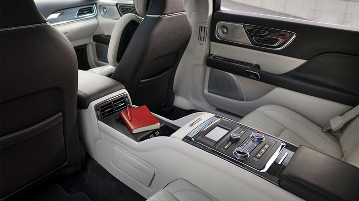 Hàng ghế sau là điểm khác biệt nhất của Lincoln Continental 80th Anniversary Coach Door Edition so với mô hình cơ sở. Ở khu vực này, Lincoln bố trí hai ghế cá nhân hạng sang được ngăn cách bởi một bệ tì tay nối liền, phong cách thiết kế tương tự với những mẫu limousine đắt tiền. Bệ tì tay này bao gồm bảng điều khiển, màn hình giải trí riêng, sạc điện thoại không dây và một khay giữ đồ.