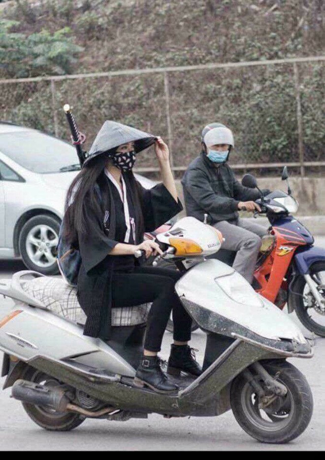 Điều đáng nói là nhiều chị em khi ra đường, đeo kín mặt khẩu trang để che đi những phần da tiếp xúc với nắng. Nhưng điều này không mấy an toàn khi họ không thể quan sát xung quanh.