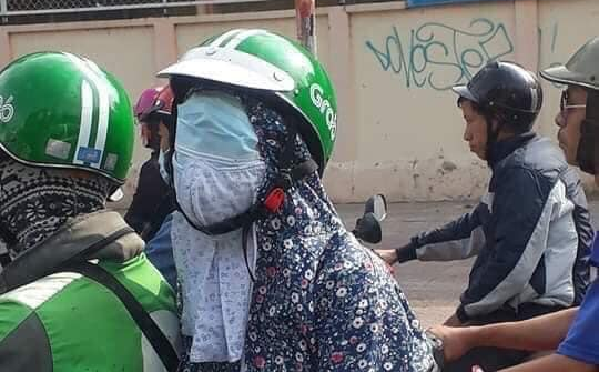 Mới đây trên MXH, bức ảnh về một cô gái đeo khẩu trang che kín mặt từ đầu tới cuối đã trở thành chủ đề bàn tán của CĐM. Không chỉ dùng khẩu trang để che miệng và mũi, chị này còn "mạnh dạn" đắp thêm khẩu trang lên mắt.