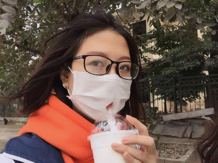 Đeo khẩu trang nhưng cố để đục chiếc lỗ ra để thỏa mãn cơn nghiện trà sữa.