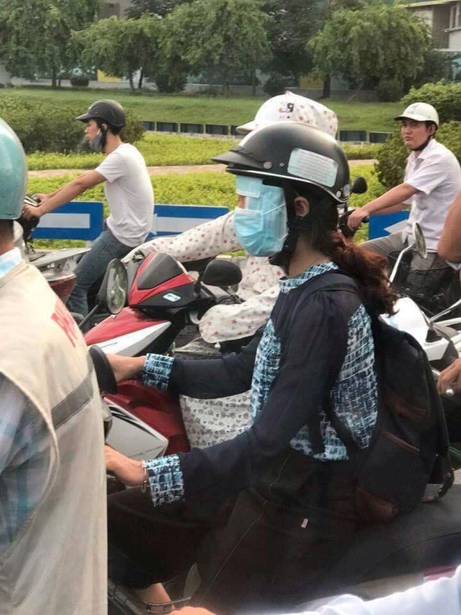 Bằng cách đeo khẩu trang bá đạo này, chẳng ai có thể... "chiêm ngưỡng" dung nhan của các chị em phụ nữ khi ra đường.