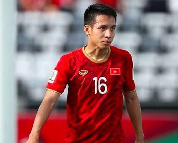 Nếu Tuấn Anh có sự mềm mại thì Hùng Dũng lại mang đến sự cứng cáp cho hàng tiền vệ của HLV Park Hang-seo. Những pha theo bóng nhiệt tình của tiền vệ CLB hàng nội khiến đối thủ cảm thấy khó chịu và thường đưa ra những đường chuyền sai địa chỉ.