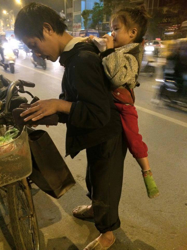 Người cha nghèo cõng con sau lưng đi nhặt rác hàng đêm.