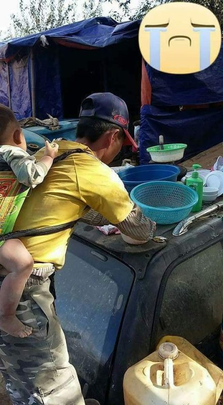 Theo thông tin người chả kể lại cũng vì hoàn cảnh quá nghèo mà người mẹ vô tâm ngoảnh mặt bước đi để lại cha con anh mong thoát kiếp nghèo hèn. Tương lai vẫn còn rất nhiều khó khăn mà bố con anh phải trải qua, mong anh luôn giữ được sức khỏe tốt để kiếm tiền vun đắp cho cuộc sống.