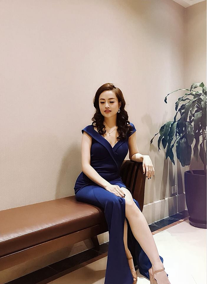 Còn với Bữa trưa vui vẻ, Minh Hằng chỉ mới chính thức nhận việc vào ngày 22/7 vừa qua khi 2 nữ MC quen mặt trong chương trình này là Huyền Trang và Thanh Huyền "rời sóng".