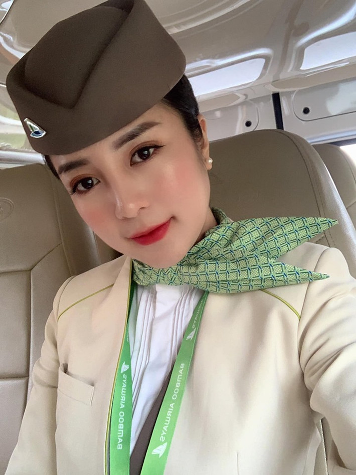 Sau khi được đăng tải, nhiều bình luận tỏ ý khen ngợi sự duyên dáng, xinh đẹp của nữ tiếp viên. Thậm chí trên nhiều group, dân mạng còn "truy tìm" danh tính của cô gái này.