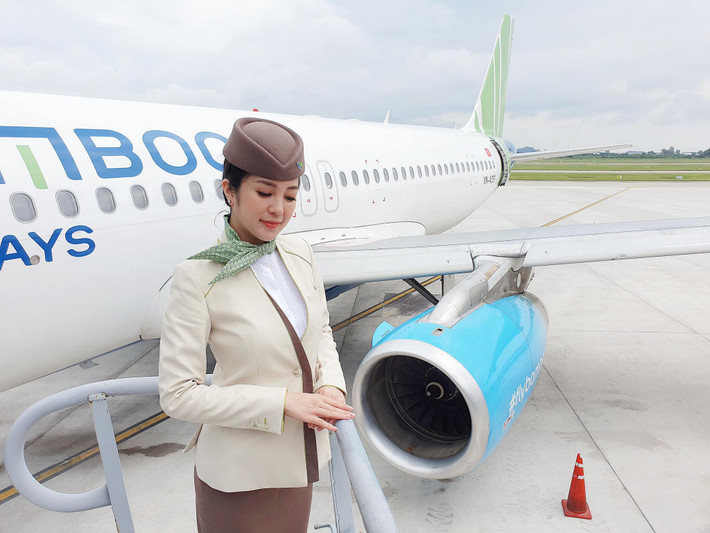 Đi kèm với đoạn clip, hành khách trên chuyến bay để lại dòng trạng thái: "Bên tiếp viên hàng không chạy 5 triệu quảng cáo cho ế hơi khó. Nụ cười, cái chớp mắt kia làm bao thằng phải gục ngã."