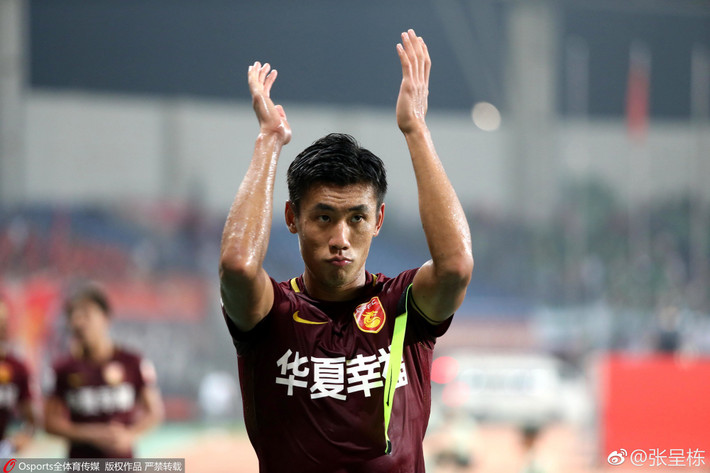 Asian Cup 2019 đang ở lượt trận đầu tiên nhưng ngoài các "cực phẩm" của đội tuyển Việt Nam, các fan girl đã có mục tiêu mới đó là "soái ca" sân cỏ Trung Quốc - Zhang Chengdong.