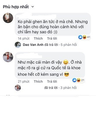 Nickname T.L để lại bình luận: "Không phải ghen ăn tức ở mà chê. Nhưng ăn bận cho đúng hoàn cảnh khó với chị lắm hay sao đó?" hay nickname P.H chia sẻ: "Mặc cái màn đi vậy. Ở nhà mặc rõ ra gì cứ ra Quốc tế là khoe hết cỡ. Kém sang".