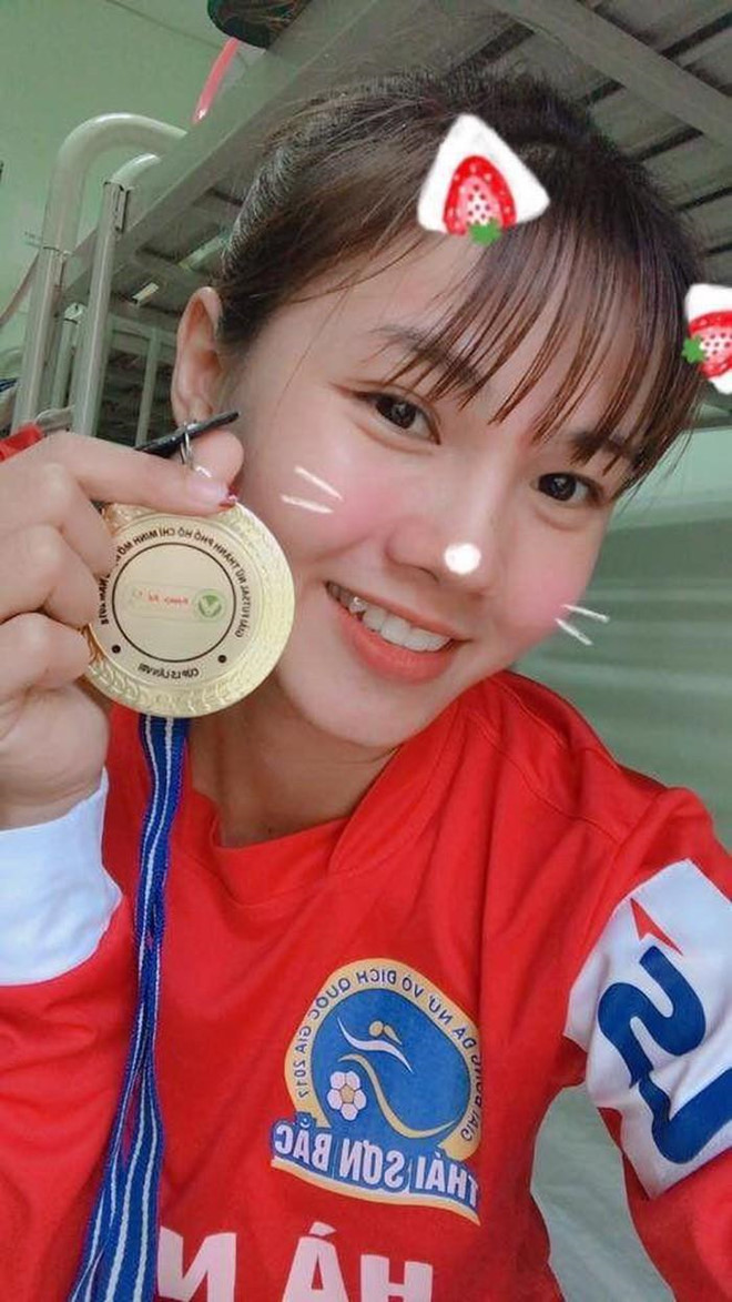 Thanh Huyền gây ấn tượng nhờ gương mặt xinh xắn, dễ thương, làn da trắng và nụ cười hết sức dịu dàng.