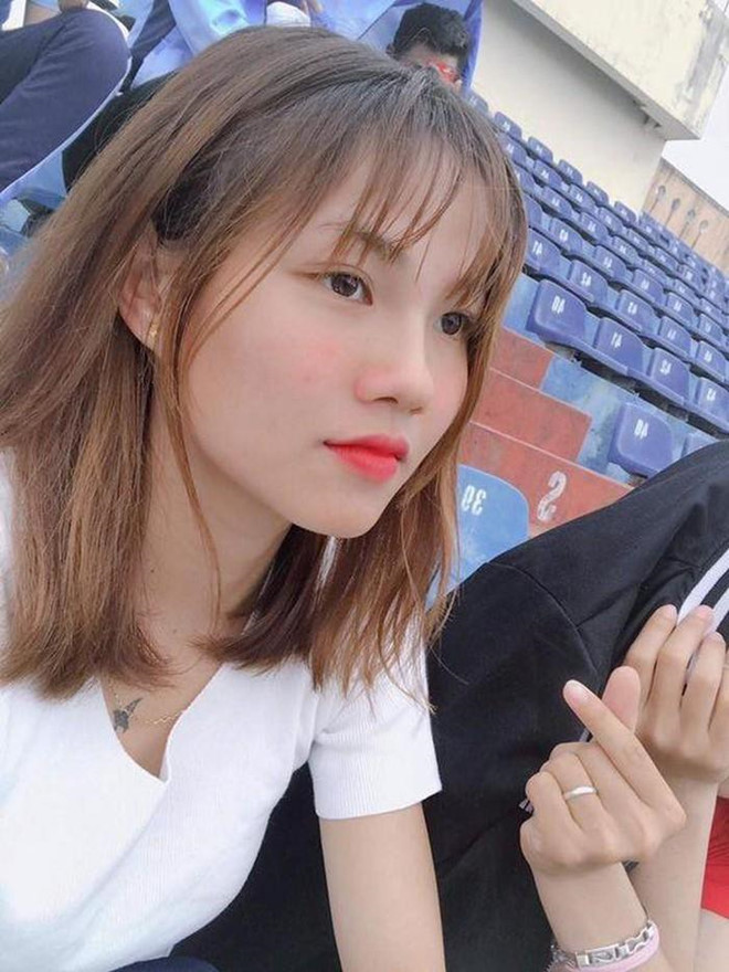 Nhìn Thanh Huyền ngoài đời, chắc ai tin rằng cô chơi bóng đá, hơn nữa còn chơi ở vị trí cần sự mạnh mẽ, rất hay gặp va chạm như hậu vệ.