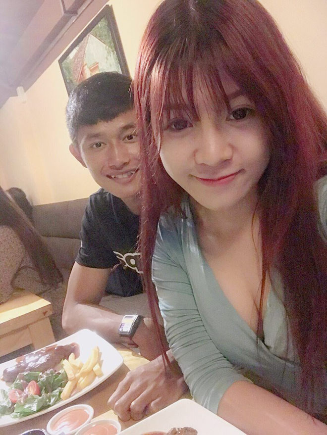 Nhưng chỉ đến đầu tháng 9, cộng đồng mạng lại tìm ra loạt bằng chứng cho rằng Yến Xuân đang hẹn hò với Lâm Tây - một trong những chàng thủ thành chiếm được nhiều tình cảm của fangirl nhất.