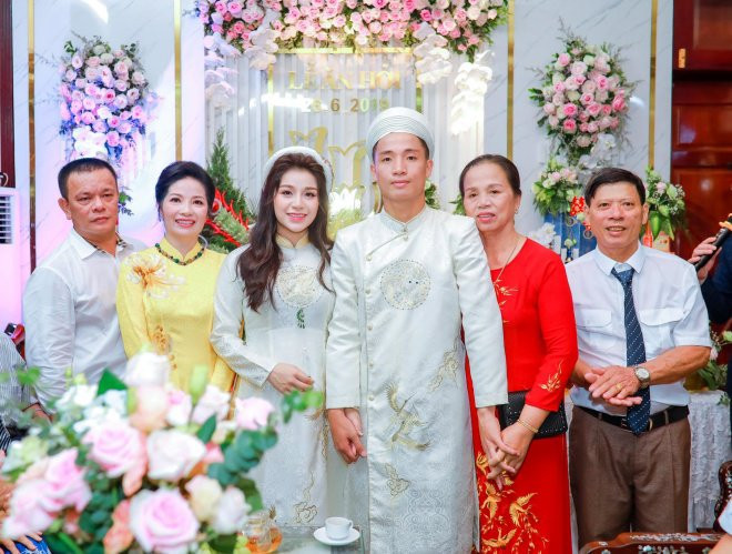 Trung vệ Bùi Tiến Dũng và bạn gái là Nguyễn Khánh Linh sau 1 năm công khai tình cảm đã chính thức tổ chức lễ ăn hỏi vào ngày 26/6 vừa qua. Lý do, chưa tổ chức đám cưới trong năm 2019 của cặp đôi này là do cô dâu không phù hợp tuổi (Khánh Linh 23 tuổi - Kim Lâu).