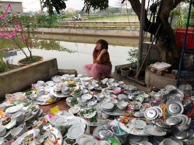 Qua đó, một phe cho rằng sẽ sẵn sàng xắn quần lên rửa bát ngày Tết nếu người yêu ra rửa cùng. Nếu rơi vào hoàn cảnh này cứ mạnh dạn gọi người yêu ra làm cùng, cũng nhân lúc này biết được thái độ của bạn trai luôn.