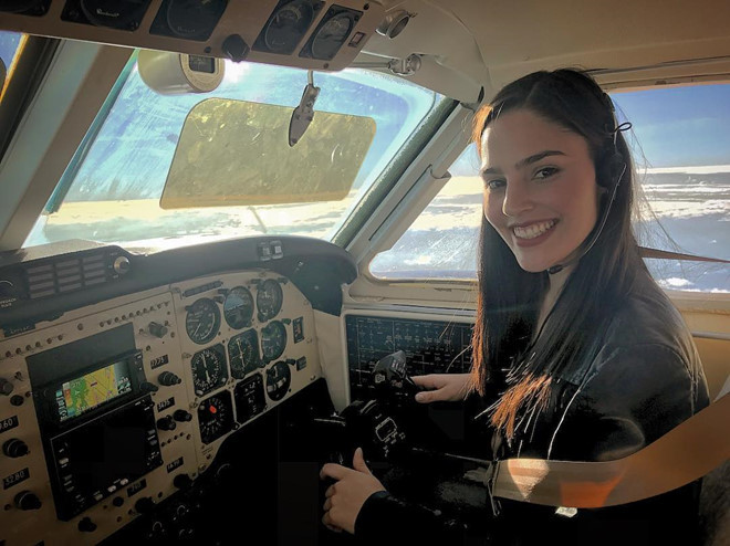 Theo Daily Mail, cô học để trở thành phi công từ năm 19 tuổi. Nữ phi công 9X lái máy bay King Air F90 với tư cách phi công phụ bên cạnh cha và một mình lái chiếc Cessana 152.