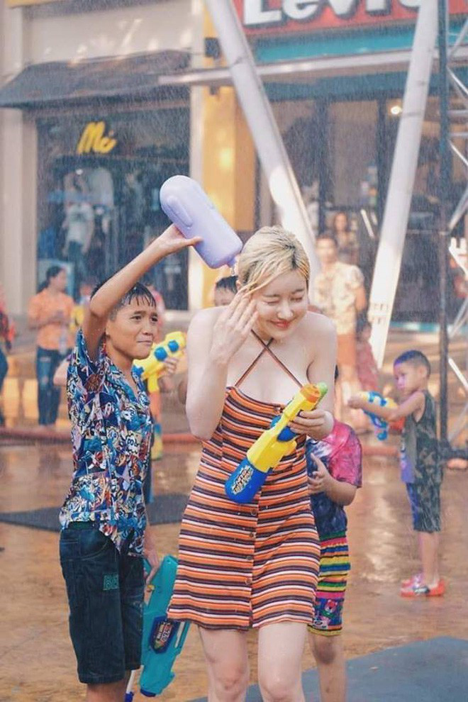 DJ Soda cũng tham gia lễ hội té nước tại Thái Lan và những bức ảnh của cô gái này khiến CĐM đứng ngồi không yên.