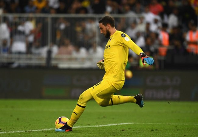 Nguồn tin từ The Sun cho biết, PSG không còn tha thiết với việc chiêu mộ De Gea. Thay vào đó, đội bóng thủ đô Paris sẽ dồn tiền để chèo kéo một cái tên sáng giá khác đó chính là Gianluigi Donnarumma, người muốn rời AC Milan để có thể chơi bóng tại Champions League.