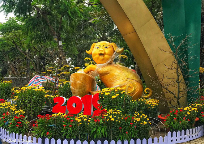 Những chú heo vào tay các nghệ nhân đều có vẻ ngoài riêng biệt, đặc sắc. Có chú thì cười híp cả mắt, có chú mặc đồ Người Nhện nhưng cũng có chú mặt hờn dỗi như đang thiếu nợ ai.