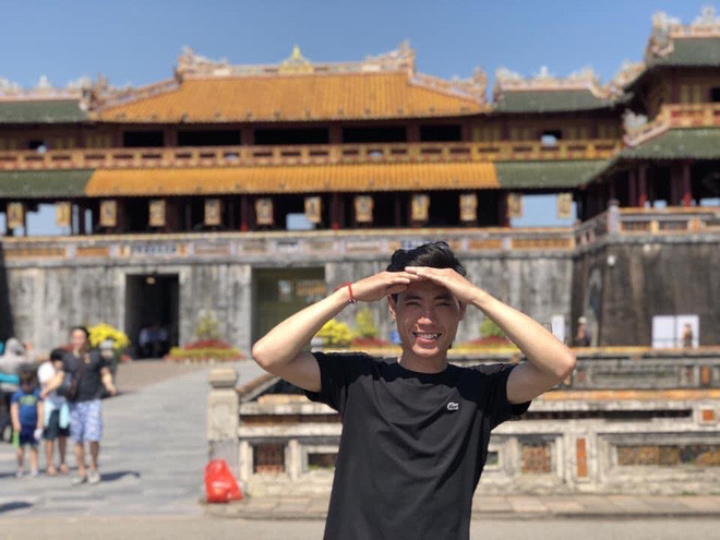 "Lúc đó mình đọc thấy tự dưng có người bảo mình vứt vào sọt rác thì phải cãi chứ. Mình khuyên cô gái "đừng nói thế, không khéo lại nghiệp tụ vành môi". Cô ấy bảo "Nếu không hiểu được bố mẹ thì để cô ấy hiểu cho", Quốc Đạt hài hước chia sẻ lại.