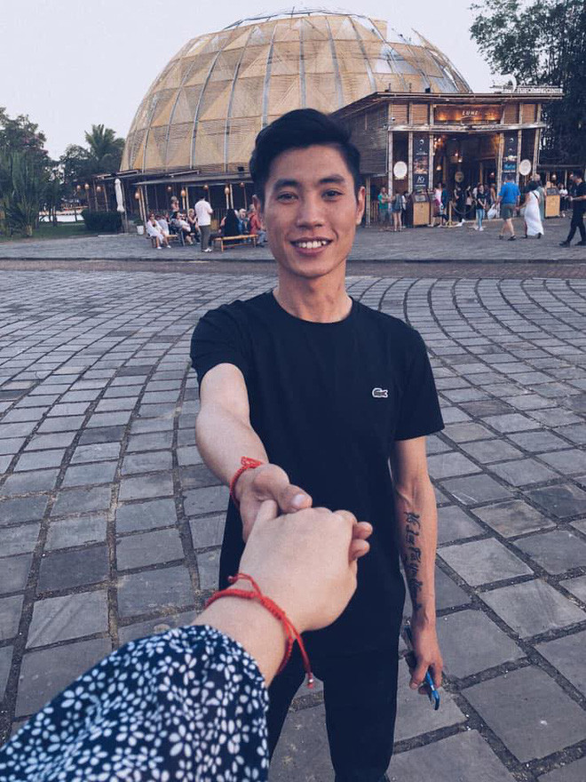 Sau màn bình luận qua lại, trái tim cô đơn của Quốc Đạt đã bị Bảo Trâm cuốn hút. Ấn tượng ban đầu về Trâm trong Đạt đó là cô gái nói chuyện hay, lịch sự, nhìn hình thì có vẻ mũm mĩm dễ thương vô cùng.