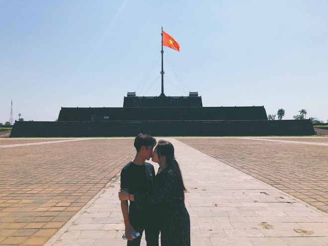 Khi bắt đầu nói chuyện, Đạt cũng không nghĩ rằng hai người sẽ bắt đầu một mối tình như thế. Khi đó anh bạn chẳng nghĩ bản thân lại yêu xa nhưng bây giờ nghĩ lại, có lẽ cái duyên đã đưa cả hai đến gần nhau hơn.