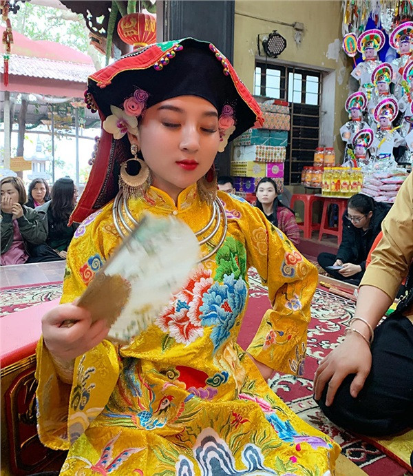 Ngày đưa Hà Trang chính thức nổi tiếng đó là ngày cô đồng 9X này "trình đồng" vào năm 18 tuổi, đúng lúc vừa tốt nghiệp cấp ba và theo học hệ trung cấp trường Cao đẳng Nghệ thuật Hà Nội, khoa thanh nhạc.