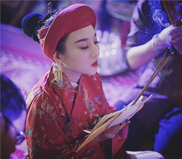 Bẵng đi một thời gian, mới đây những hình ảnh mới nhất của cô đồng 9X Hà thành lại khiến nhiều người ngỡ ngàng vì vẻ ngoài xinh đẹp, quyến rũ ở tuổi 22.