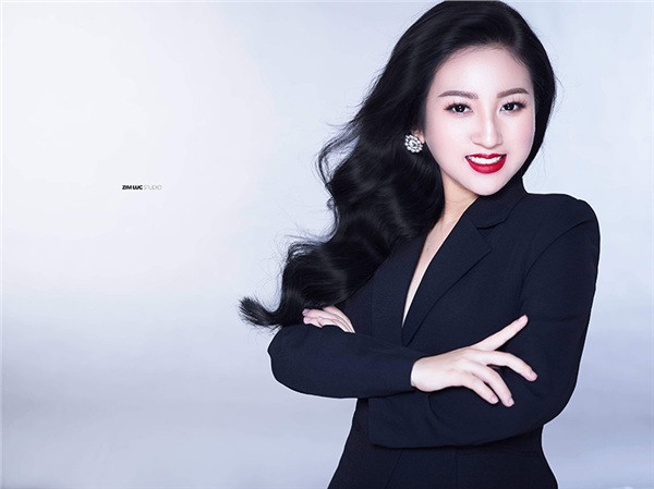 Được biết, cuộc sống hiện tại của Hà Trang khá bận rộn khi vừa theo đuổi sự nghiệp kinh doanh riêng của gia đình vừa làm vợ, làm mẹ.