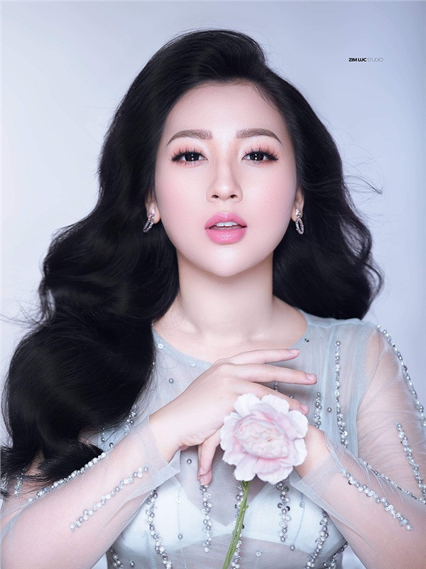 Chia sẻ bí quyết để có được nhan sắc rực rỡ ở thời điểm hiện tại, Hà Trang cho biết cô luôn giữ cho mình một tinh thần thoải mái và không vướng bận nhiều suy nghĩ.