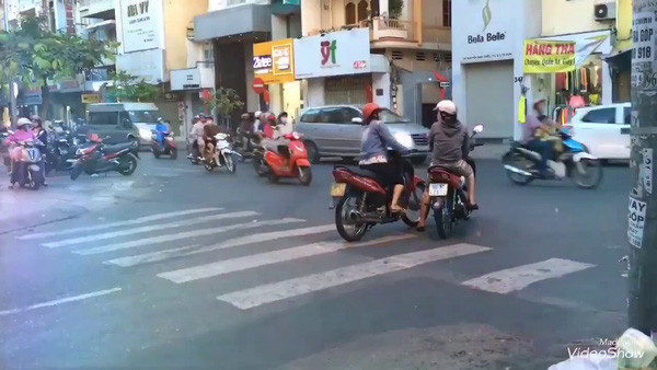 Giữa dòng xe tấp nập, hai chị gái vẫn tĩnh tâm dừng lại để nói chuyện, hoàn toàn không quan tâm đến những người xung quanh.