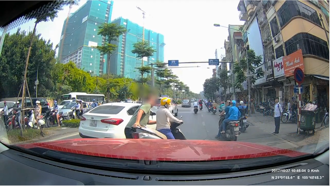 "Sao lại có người như thế này nhỉ? Coi tính mạng bản thân rẻ hơn cuộc điện thoại. Cứ làm như chị ta đã mua cả đoạn đường này vậy", nickname L.T.N bức xúc bình luận.