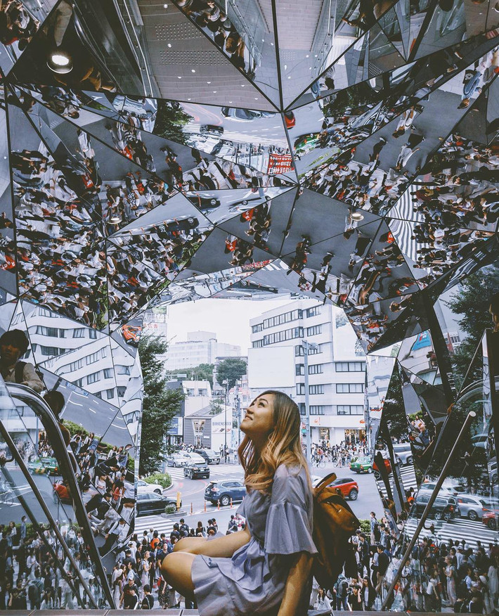 Khi chụp ảnh nhớ để ý một chút về vị trí đứng của mình sao cho vừa lấy được toàn bộ background vòm kính, vừa không làm cản trở đến lối đi của những người xung quanh.