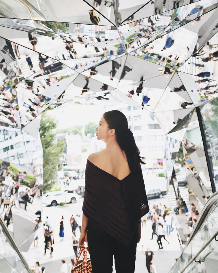 Để di chuyển đến Tokyu Plaza, bạn có thể đi các tuyến tàu điện ngầm tại các ga như JR Harajuku, ga Yoyogikoen tuyến Tokyo Metro Chiyoda, ga Meijijingu Mae tuyến Fukutoshin hoặc ga Yoyogi Hachimangu tuyến Odakyu.