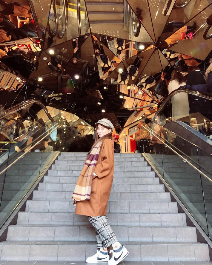 Tokyu Plaza Omotesando Harajuku là Trung tâm thương mại nằm đối diện Laforet Harajuku. Vừa bước vào cửa của trung tâm thương mại này, bạn sẽ "loá mắt" với phần mái vòm khổng lồ.