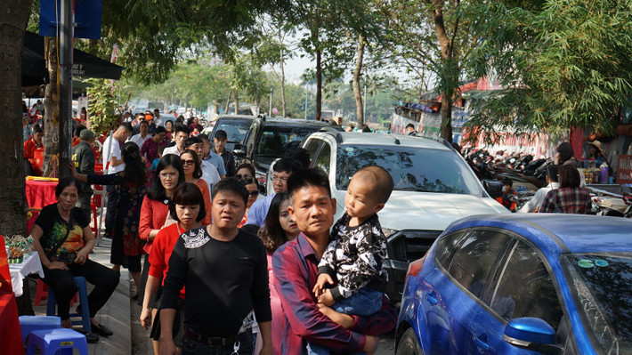 Do lượng người dân đổ về khu vực phủ Tây Hồ khá đông nên tình trạng ách tắc cục bộ đã xảy ra.