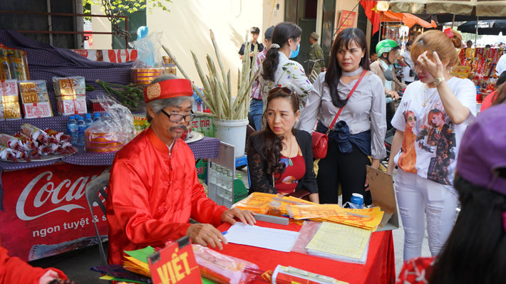 Mỗi lá sớ được viết ở phủ Tây Hồ được các ông đồ thu 10.000 đồng. Gia chủ chỉ cần xưng danh và địa chỉ để điền vào sớ.