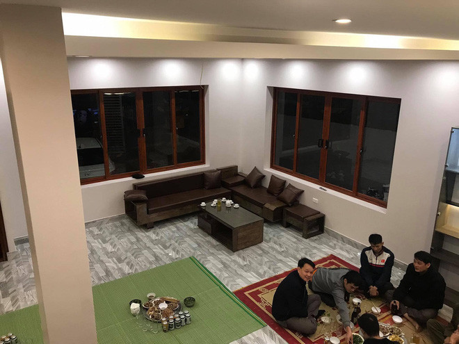 Thậm chí, đồng đội của Đức Chinh tại đội tuyển Việt Nam là tiền đạo Nguyễn Văn Toàn trêu đùa rằng nhà mới của Đức Chinh đẹp như "biệt phủ trong truyền thuyết" khiến fan cười lăn.