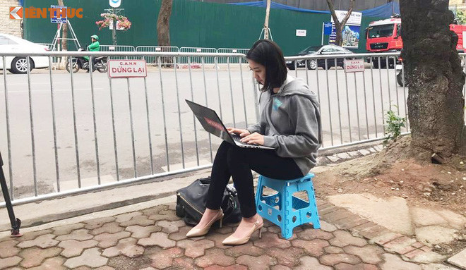 Từ bức ảnh ngồi vỉa hè Hà Nội chuyển bài về hội nghị thượng đỉnh Mỹ - Triều tại Việt Nam, nữ phóng viên Hàn Quốc - Park Hee-jun bất ngờ gây sự chú ý lớn từ CĐM. Dù ăn mặc giản dị nhưng cô gái này lại thu hút ánh nhìn bằng gương mặt đẹp và nụ cười cực duyên.