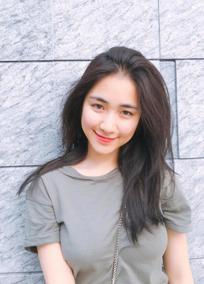 Sau chuyện tình nhiều tai tiếng với Công Phượng, cuộc sống của Hòa Minzy đã khác và cô nàng này liên tục khoe những món đồ đắt giá của bạn trai mới tặng.