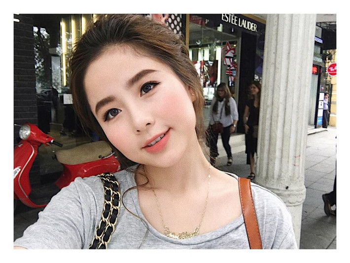 Nam Thương được biết đến là hot girl Thanh Hóa và là vợ của "trai đẹp nhiều đứa yêu" Ba Duy. Cô nàng này không bước chân nào vào giới showbiz nhưng nhan sắc của cô luôn được nhắc đến trong sự xuýt xao.