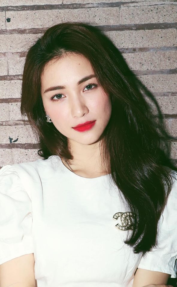 Bên cạnh vẻ ngoài ưa nhìn, Hòa Minzy còn được biết đến nhiều hơn trong vai trò ca sĩ khi trở thành quán quân Học viện âm nhạc. Kể từ đó, cô nàng hot girl sinh năm 1995 này đầu tư nhiều vào con đường ca hát chuyên nghiệp.