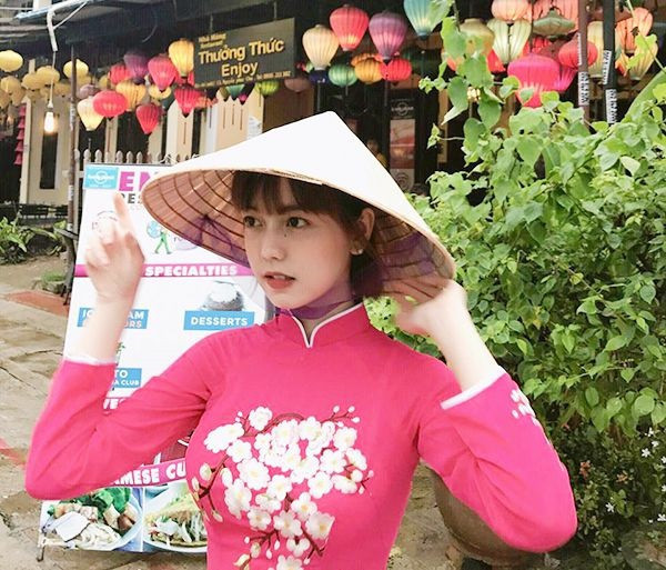 Chứng kiến bức ảnh của nữ sinh ĐH Hoa Sen - Châu Thư, nhiều người còn lầm tưởng cô đến từ Hàn Quốc và sang Việt Nam du lịch. Thậm chí, còn có người cho rằng đây là một "bông hồng lai" mới được phát hiện.