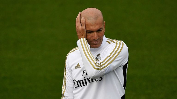 Chuyển nhượng cầu thủ từ Corriere dello Sport, Zidane chỉ còn đúng 4 trận đấu để quyết định số phận của mình, đó là các cuộc đối đầu với Sevilla, Osasuna, Atletico Madrid và Club Brugge. Nếu không có được kết quả ấn tượng, vị thuyền trưởng người Pháp sẽ bị sa thải.