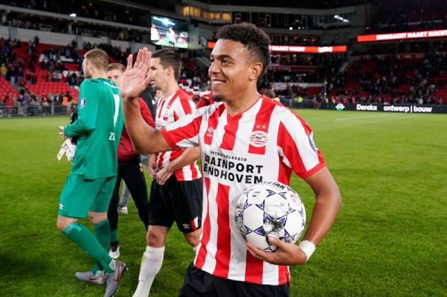 Chuyển nhượng bóng đá từ Mirror, Arsenal đang tính việc mua lại Donyell Malen – cầu thủ mà họ đã bán cho PSV Eindhoven năm 2017. Họ sẵn sàng đầu tư 50 triệu bảng vào thương vụ này.