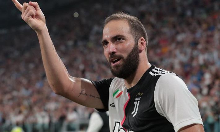 Chuyển nhượng bóng đá mới nhất từ Calciomercato, Juventus có những động thái để chuẩn bị đề nghị Gonzalo Higuain gia hạn hợp đồng. Chân sút 31 tuổi người Argentina hiện còn giao kèo đến năm 2021. Anh được cho là cái tên phù hợp với chiến thuật của HLV Maurizio Sarri tại Juventus.