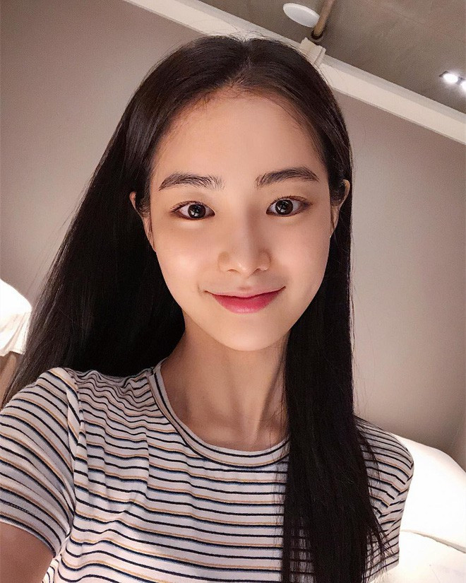 Mặt mộc luôn là thứ mà hội con gái tìm mọi cách để giấu nhẹm đi để không ai nhận ra hàng lông mày mờ nhạt của mình. Tuy nhiên, mới đây một cô gái Hàn Quốc bỗng trở thành hot girl Instagram nhờ khoe nhan sắc mộc mạc của mình.