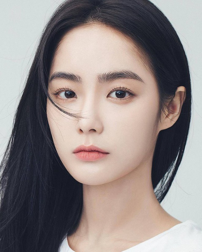 Trong tấm ảnh không chút phấn son, Soo Joo vẫn sở hữu làn da căng bóng, mịn màng. Đôi mắt to tròn, chiếc mũi cao và nhỏ nhắn cùng đôi môi căng mọng giúp mẫu ảnh người Hàn vẫn xinh đẹp và thu hút mà chẳng cần đến mascara, đánh khối hay bất kì lớp make-up nào.