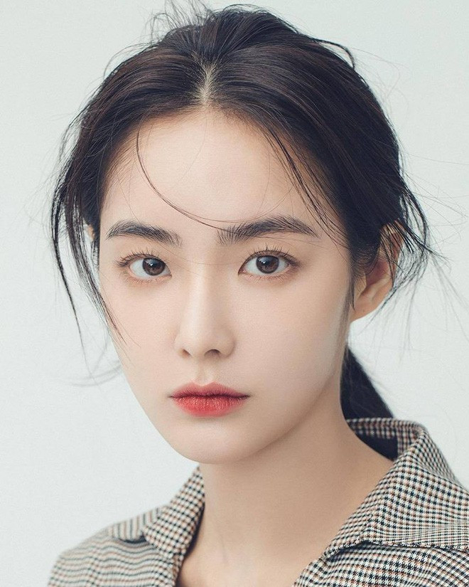 Khi make-up, trông Soo Joo sắc xảo và thần thái hơn tuy nhiên, mặt mộc khiến Soo Joo trông thuần khiết và trẻ trung hơn hẳn tuổi thật.