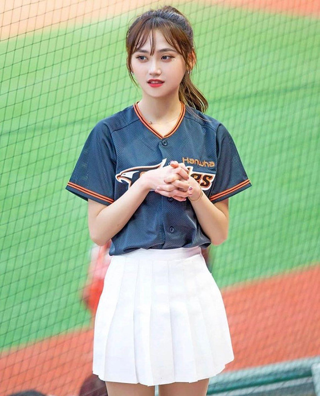 Dù mới bắt đầu công việc hoạt náo viên tại CLB bóng chày Hàn Quốc, Lee Eunji được nhiều cổ động viên chú ý. Vẻ ngoài xinh đẹp của cô được so sánh với nhiều thần tượng Kpop và ulzzang nổi tiếng xứ Hàn.